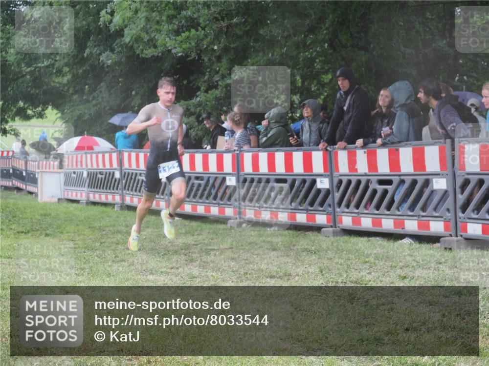 21.06.2025 - 27. Vierlanden-Triathlon KatJ http://msf.ph/oto/8033544 15.06.2025 13:45:25 Ziel 830, 1127 meine-sportfotos.de