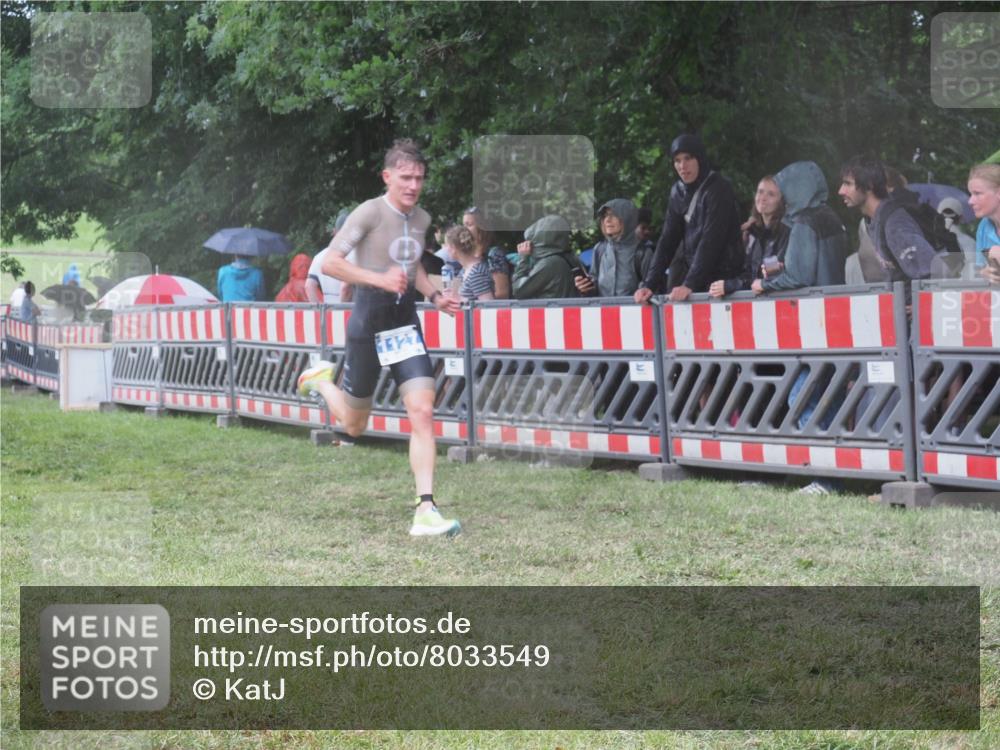 21.06.2025 - 27. Vierlanden-Triathlon KatJ http://msf.ph/oto/8033549 15.06.2025 13:45:26 Ziel 830, 1127 meine-sportfotos.de