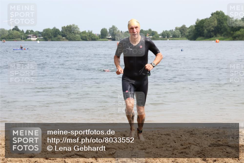15.06.2025 - 27. Vierlanden-Triathlon Lena Gebhardt http://msf.ph/oto/8033552 15.06.2025 11:18:07 Schwimmen 834 meine-sportfotos.de