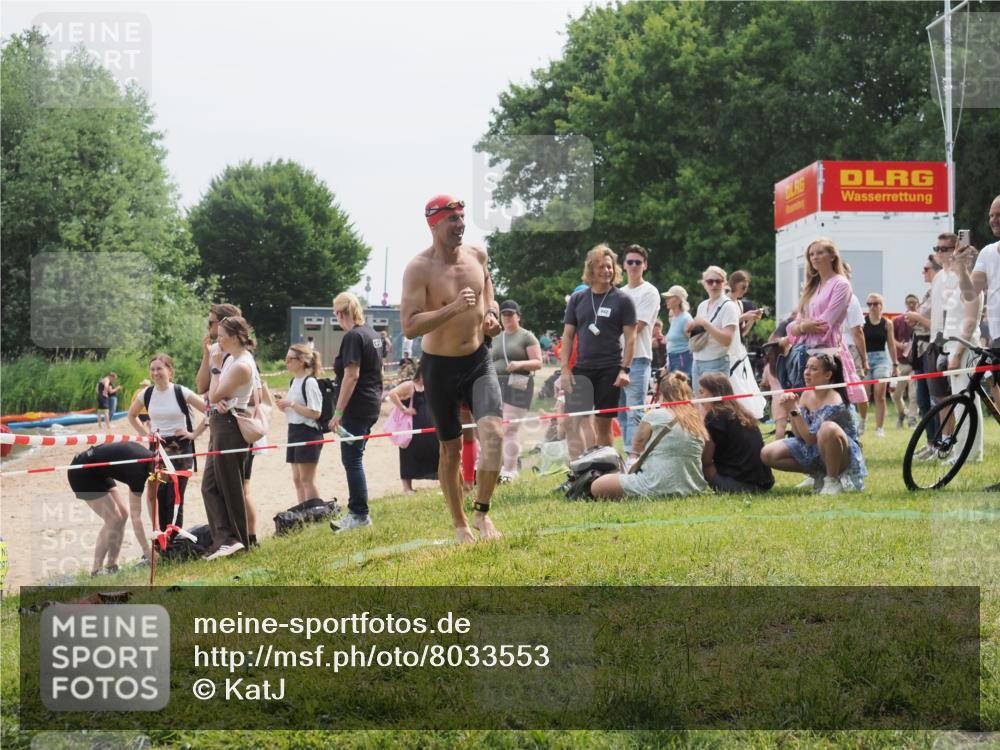 15.06.2025 - 27. Vierlanden-Triathlon KatJ http://msf.ph/oto/8033553 15.06.2025 11:16:07 Schwimmen 792, 963 meine-sportfotos.de