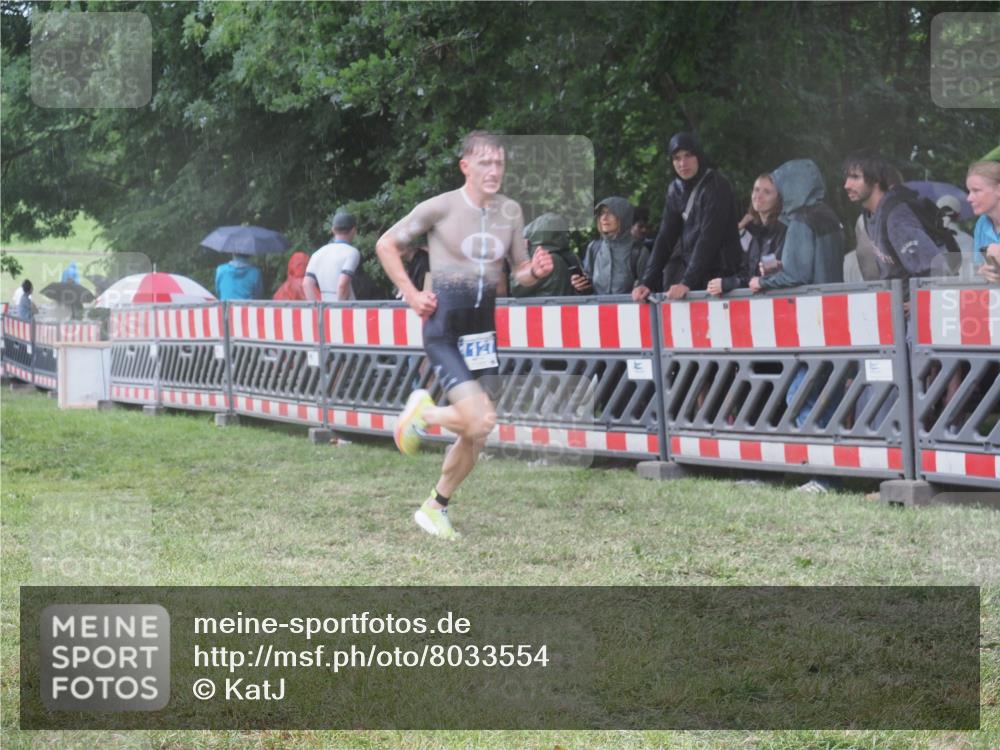 21.06.2025 - 27. Vierlanden-Triathlon KatJ http://msf.ph/oto/8033554 15.06.2025 13:45:26 Ziel 830, 1127 meine-sportfotos.de