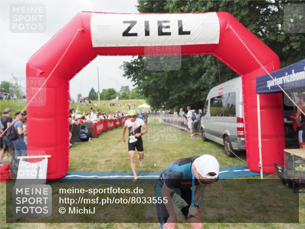 21.06.2025 - 27. Vierlanden-Triathlon MichiJ http://msf.ph/oto/8033555 15.06.2026 12:56:01 Ziel 707, 730, 875 meine-sportfotos.de