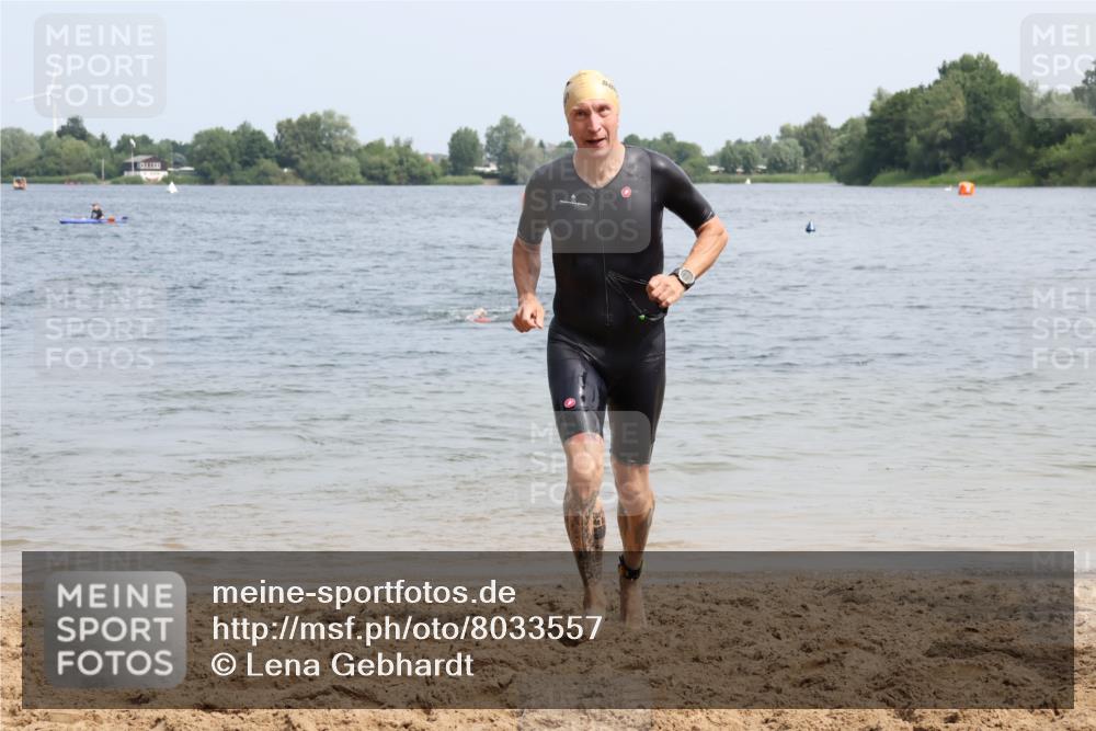 15.06.2025 - 27. Vierlanden-Triathlon Lena Gebhardt http://msf.ph/oto/8033557 15.06.2025 11:18:07 Schwimmen 834 meine-sportfotos.de