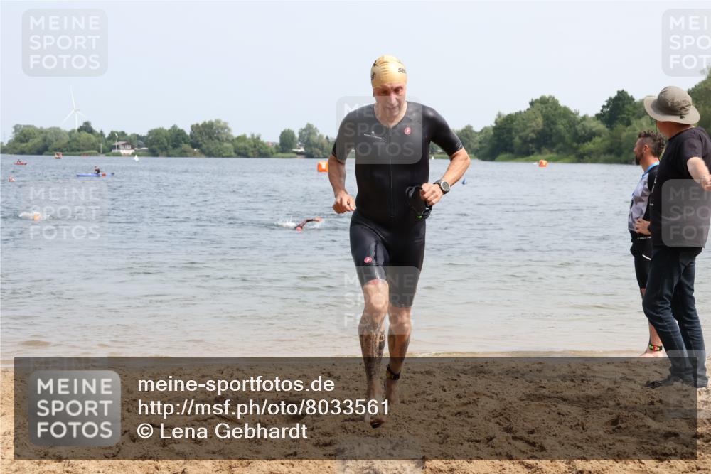 15.06.2025 - 27. Vierlanden-Triathlon Lena Gebhardt http://msf.ph/oto/8033561 15.06.2025 11:18:07 Schwimmen 834 meine-sportfotos.de