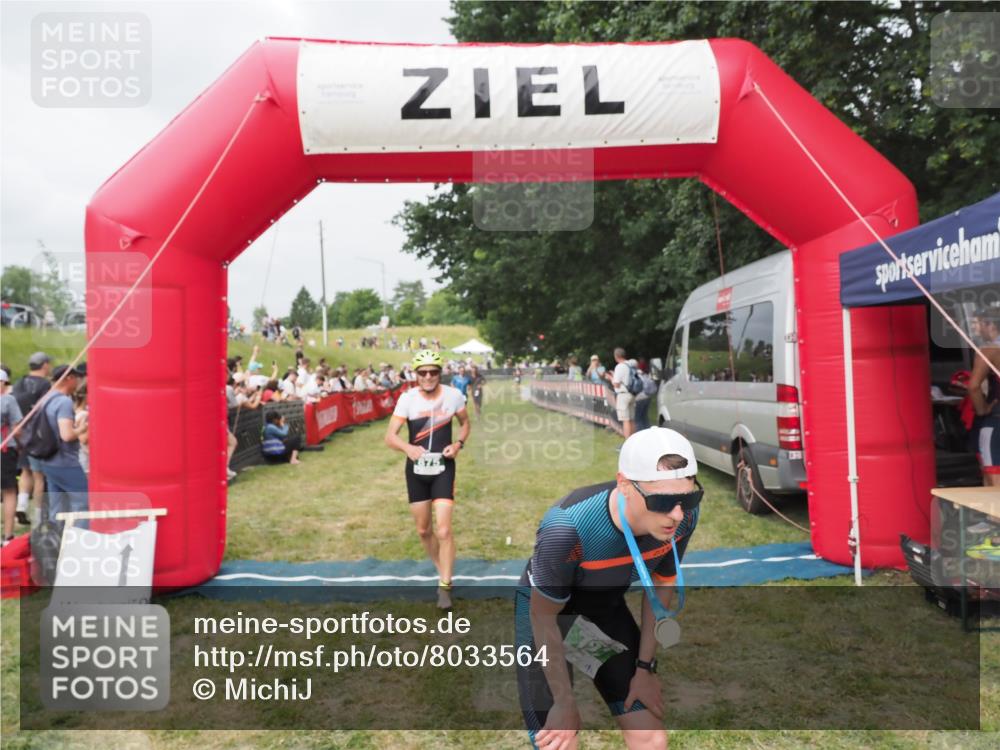 21.06.2025 - 27. Vierlanden-Triathlon MichiJ http://msf.ph/oto/8033564 15.06.2026 12:56:01 Ziel 707, 730, 875 meine-sportfotos.de