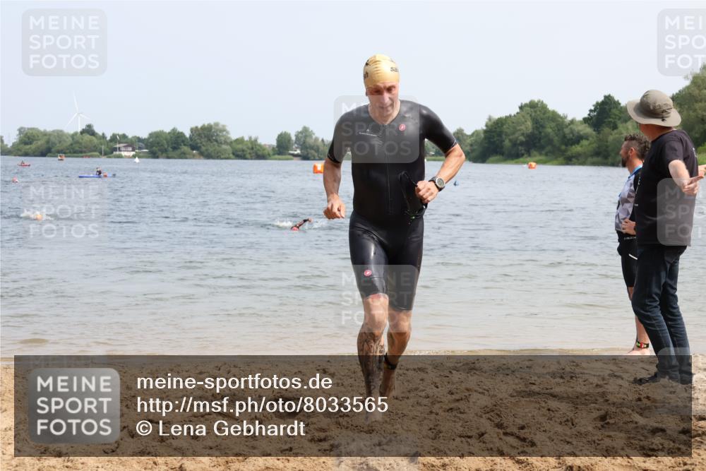 15.06.2025 - 27. Vierlanden-Triathlon Lena Gebhardt http://msf.ph/oto/8033565 15.06.2025 11:18:08 Schwimmen 834, 908 meine-sportfotos.de