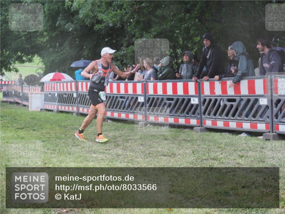 21.06.2025 - 27. Vierlanden-Triathlon KatJ http://msf.ph/oto/8033566 15.06.2025 13:45:33 Ziel 830 meine-sportfotos.de
