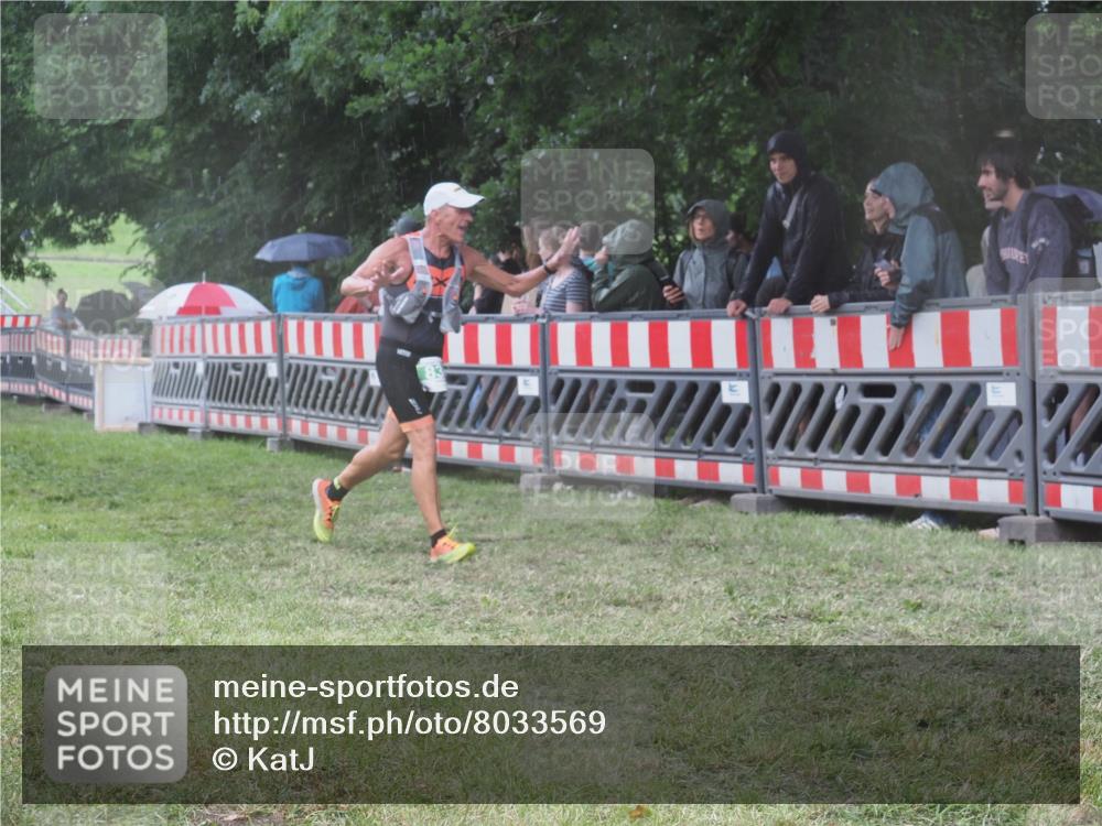 21.06.2025 - 27. Vierlanden-Triathlon KatJ http://msf.ph/oto/8033569 15.06.2025 13:45:33 Ziel 830 meine-sportfotos.de