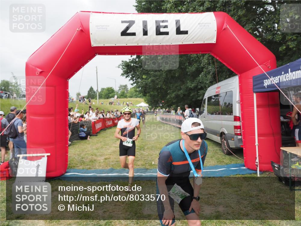 21.06.2025 - 27. Vierlanden-Triathlon MichiJ http://msf.ph/oto/8033570 15.06.2026 12:56:01 Ziel 707, 730, 875 meine-sportfotos.de