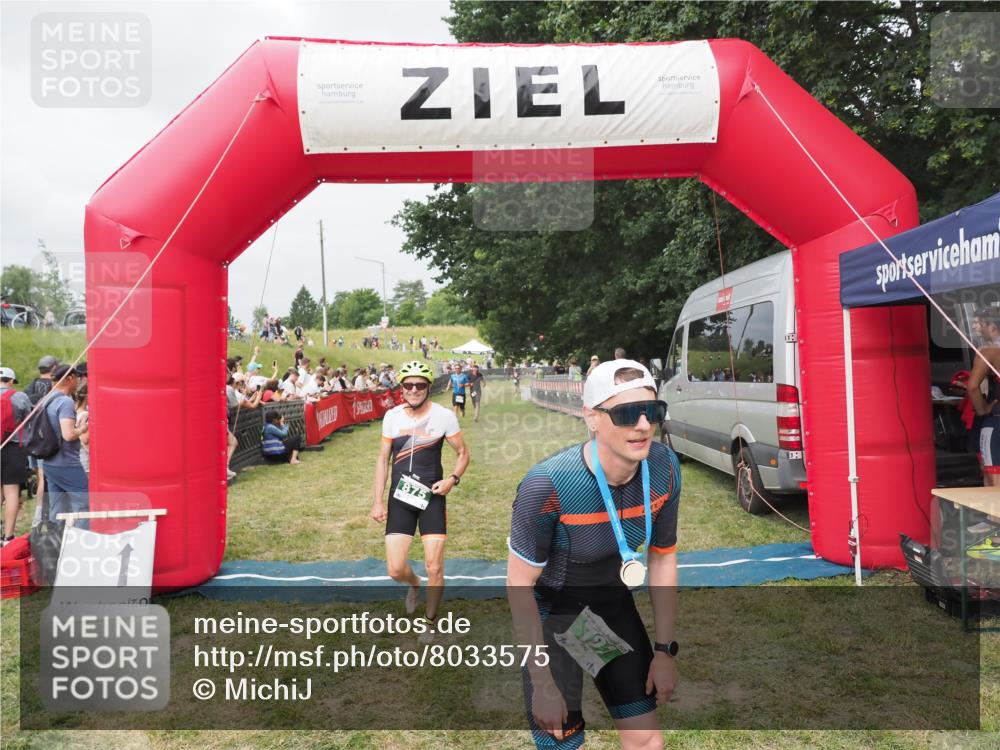 21.06.2025 - 27. Vierlanden-Triathlon MichiJ http://msf.ph/oto/8033575 15.06.2026 12:56:01 Ziel 707, 730, 875 meine-sportfotos.de