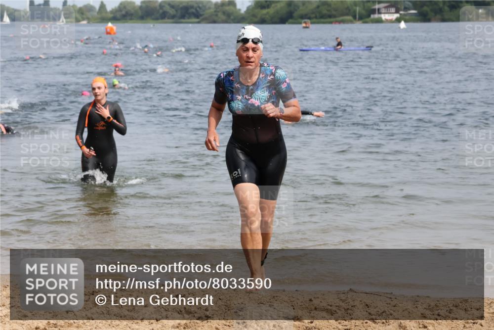 15.06.2025 - 27. Vierlanden-Triathlon Lena Gebhardt http://msf.ph/oto/8033590 15.06.2025 11:18:15 Schwimmen 834, 908, 933 meine-sportfotos.de