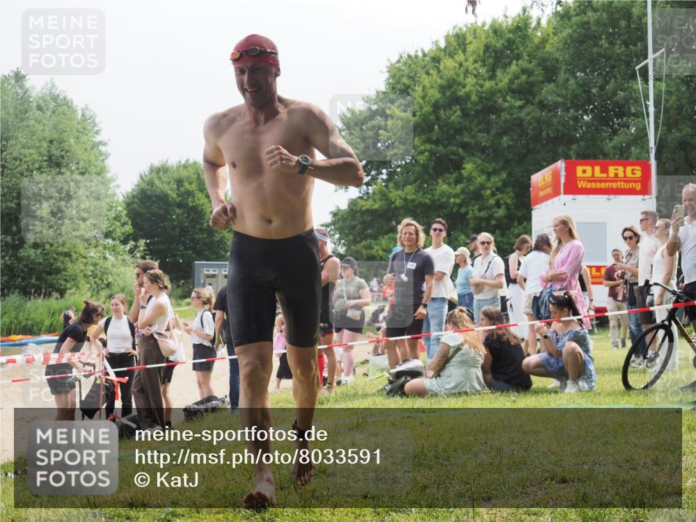 15.06.2025 - 27. Vierlanden-Triathlon KatJ http://msf.ph/oto/8033591 15.06.2025 11:16:09 Schwimmen 792, 963 meine-sportfotos.de