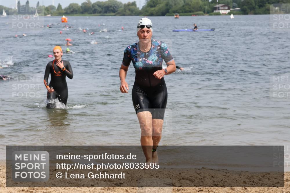 15.06.2025 - 27. Vierlanden-Triathlon Lena Gebhardt http://msf.ph/oto/8033595 15.06.2025 11:18:15 Schwimmen 834, 908, 933 meine-sportfotos.de