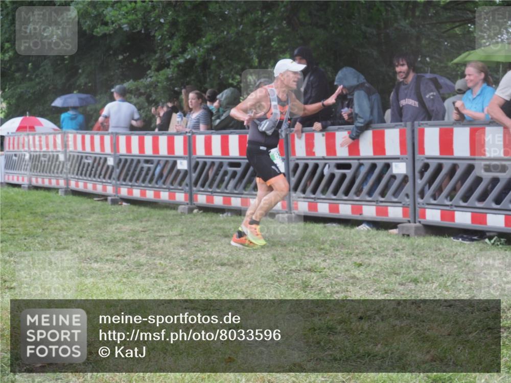 21.06.2025 - 27. Vierlanden-Triathlon KatJ http://msf.ph/oto/8033596 15.06.2025 13:45:33 Ziel 830 meine-sportfotos.de