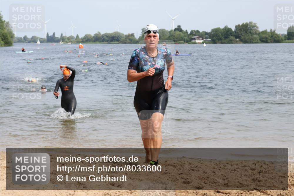 15.06.2025 - 27. Vierlanden-Triathlon Lena Gebhardt http://msf.ph/oto/8033600 15.06.2025 11:18:16 Schwimmen 834, 908, 933 meine-sportfotos.de