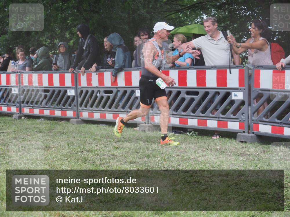 21.06.2025 - 27. Vierlanden-Triathlon KatJ http://msf.ph/oto/8033601 15.06.2025 13:45:34 Ziel 830 meine-sportfotos.de