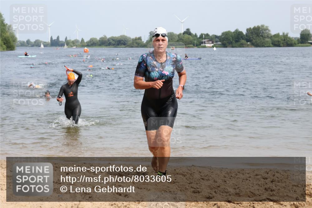 15.06.2025 - 27. Vierlanden-Triathlon Lena Gebhardt http://msf.ph/oto/8033605 15.06.2025 11:18:16 Schwimmen 834, 908, 933 meine-sportfotos.de