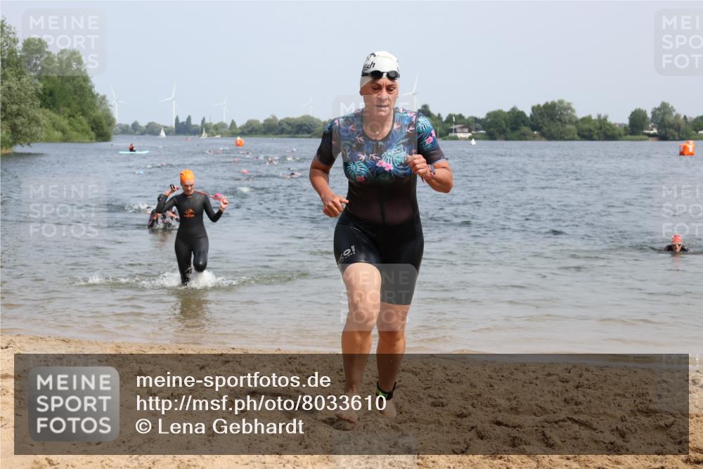 15.06.2025 - 27. Vierlanden-Triathlon Lena Gebhardt http://msf.ph/oto/8033610 15.06.2025 11:18:17 Schwimmen 834, 908, 933 meine-sportfotos.de