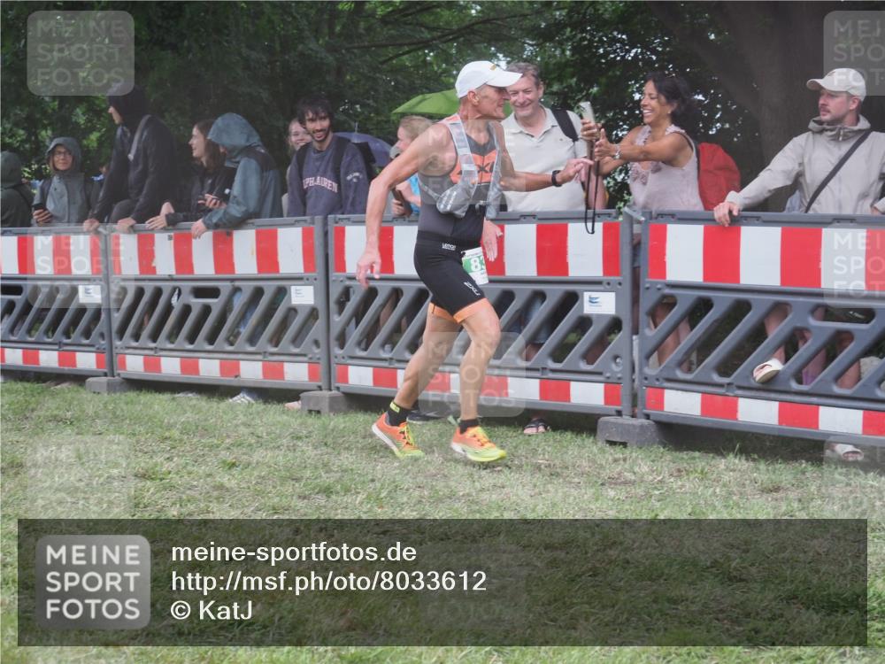21.06.2025 - 27. Vierlanden-Triathlon KatJ http://msf.ph/oto/8033612 15.06.2025 13:45:34 Ziel 830 meine-sportfotos.de