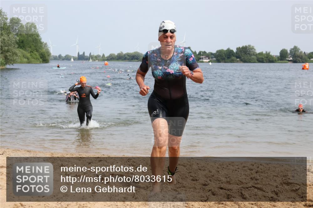 15.06.2025 - 27. Vierlanden-Triathlon Lena Gebhardt http://msf.ph/oto/8033615 15.06.2025 11:18:17 Schwimmen 834, 908, 933 meine-sportfotos.de