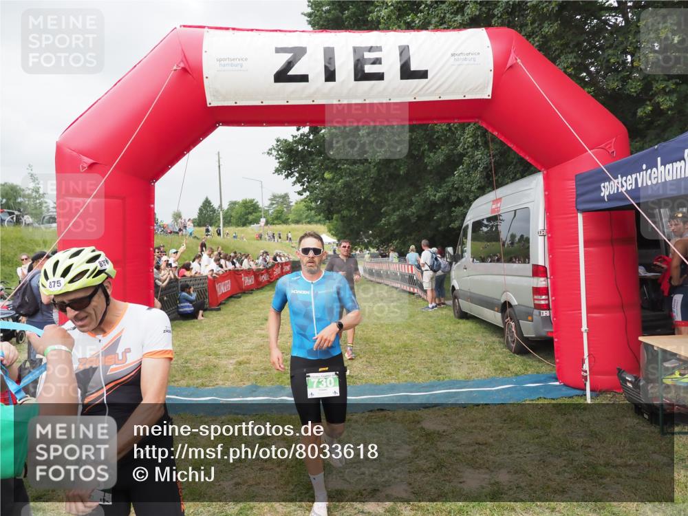 21.06.2025 - 27. Vierlanden-Triathlon MichiJ http://msf.ph/oto/8033618 15.06.2026 12:56:05 Ziel 6, 730, 875 meine-sportfotos.de