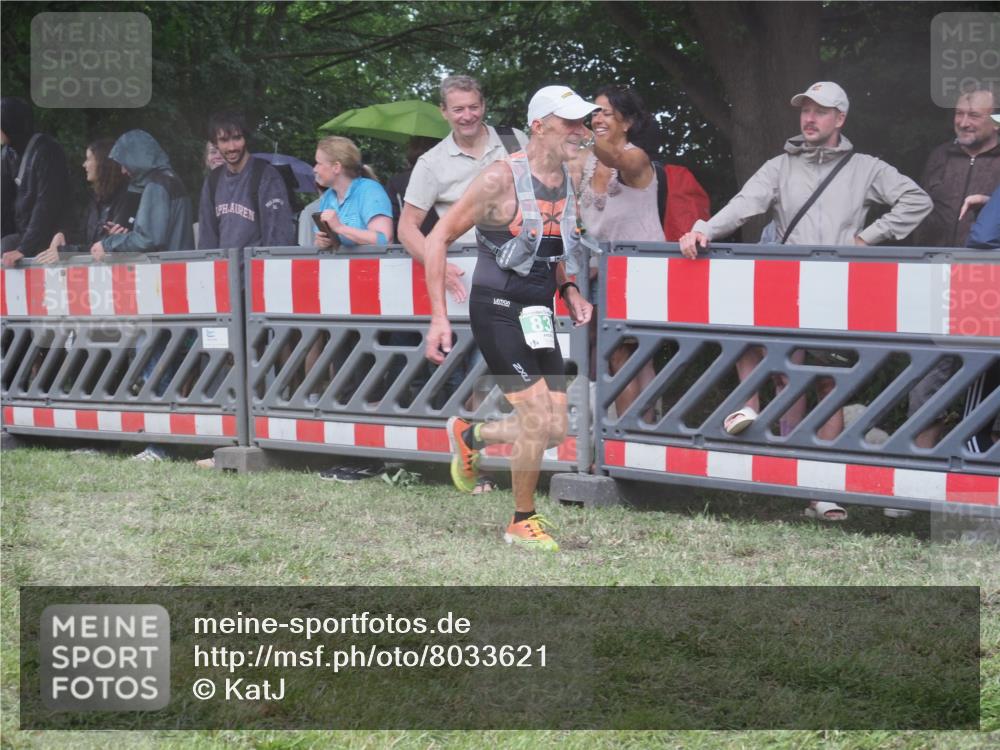 21.06.2025 - 27. Vierlanden-Triathlon KatJ http://msf.ph/oto/8033621 15.06.2025 13:45:35 Ziel 830 meine-sportfotos.de