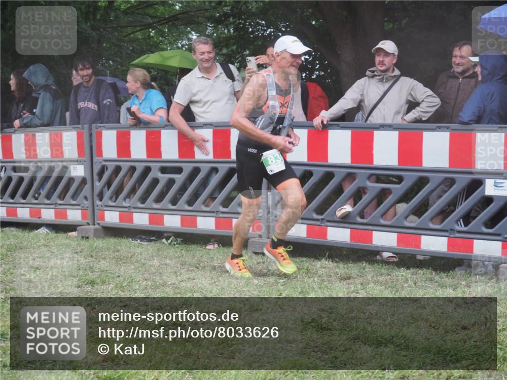 21.06.2025 - 27. Vierlanden-Triathlon KatJ http://msf.ph/oto/8033626 15.06.2025 13:45:35 Ziel 830 meine-sportfotos.de