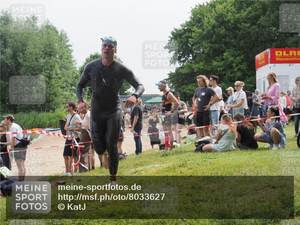 15.06.2025 - 27. Vierlanden-Triathlon KatJ http://msf.ph/oto/8033627 15.06.2025 11:16:27 Schwimmen 815, 954 meine-sportfotos.de