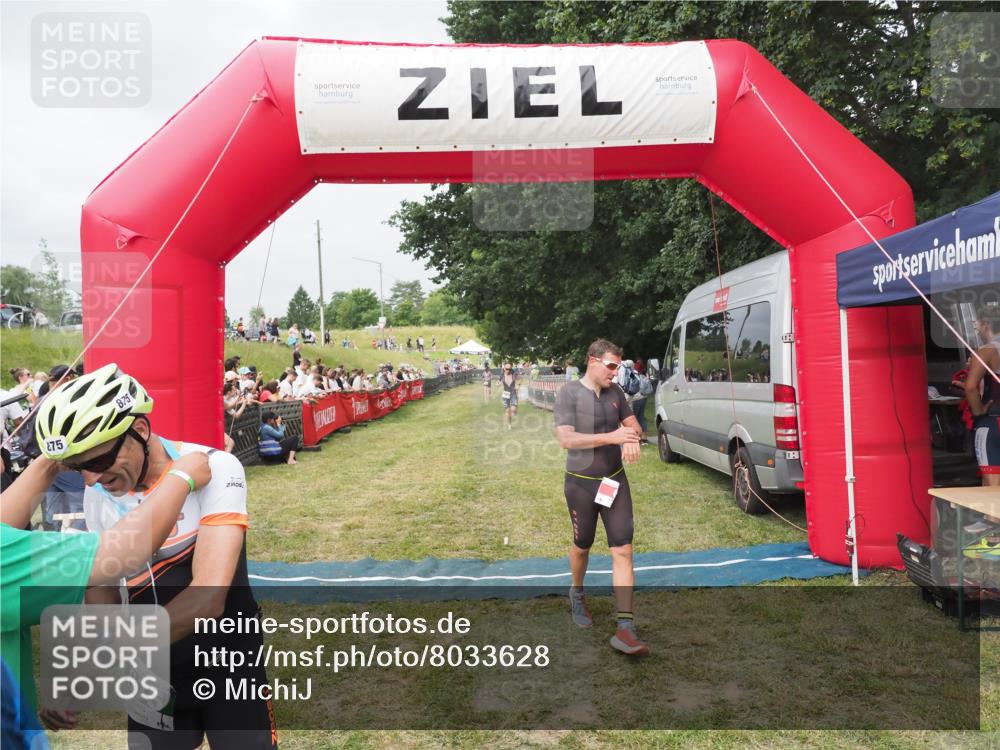 21.06.2025 - 27. Vierlanden-Triathlon MichiJ http://msf.ph/oto/8033628 15.06.2026 12:56:07 Ziel 6, 730, 875, 1002 meine-sportfotos.de