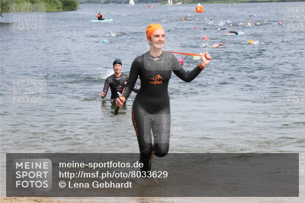 15.06.2025 - 27. Vierlanden-Triathlon Lena Gebhardt http://msf.ph/oto/8033629 15.06.2025 11:18:19 Schwimmen 908, 933, 970 meine-sportfotos.de
