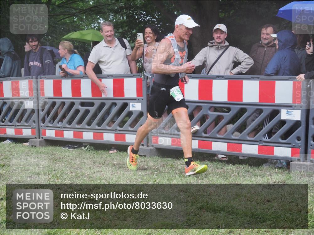 21.06.2025 - 27. Vierlanden-Triathlon KatJ http://msf.ph/oto/8033630 15.06.2025 13:45:35 Ziel 830 meine-sportfotos.de
