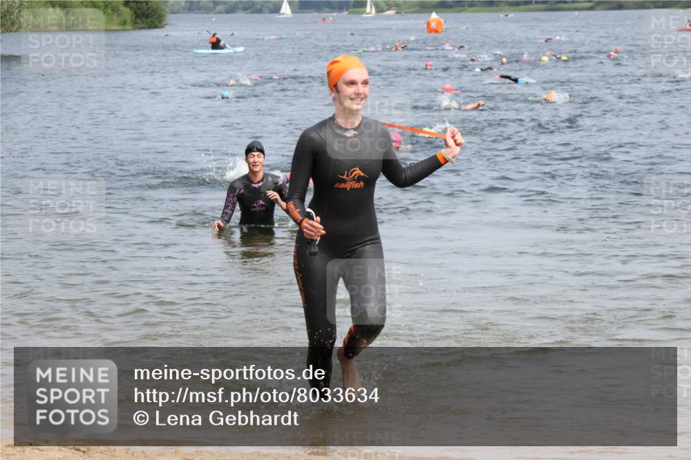 15.06.2025 - 27. Vierlanden-Triathlon Lena Gebhardt http://msf.ph/oto/8033634 15.06.2025 11:18:19 Schwimmen 908, 933, 970 meine-sportfotos.de