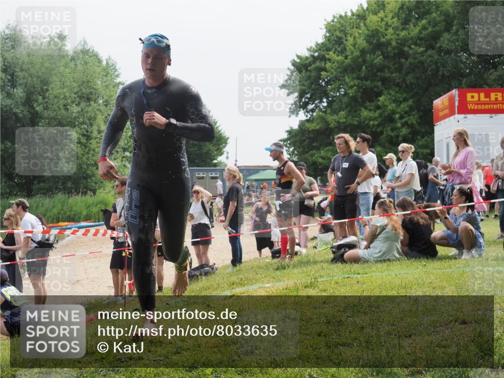15.06.2025 - 27. Vierlanden-Triathlon KatJ http://msf.ph/oto/8033635 15.06.2025 11:16:27 Schwimmen 815, 954 meine-sportfotos.de
