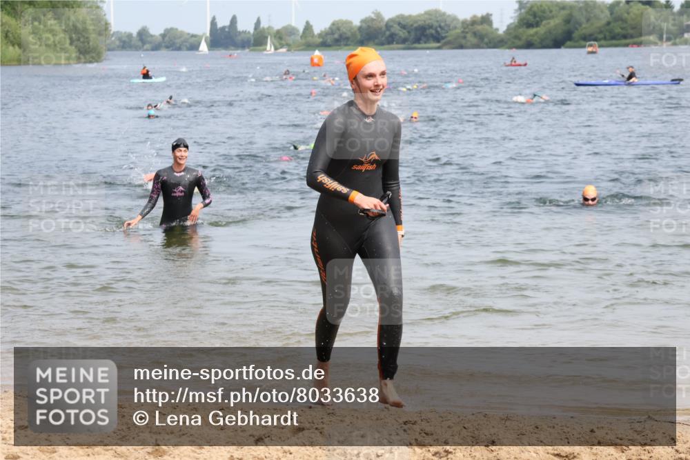 15.06.2025 - 27. Vierlanden-Triathlon Lena Gebhardt http://msf.ph/oto/8033638 15.06.2025 11:18:20 Schwimmen 908, 912, 933, 970 meine-sportfotos.de
