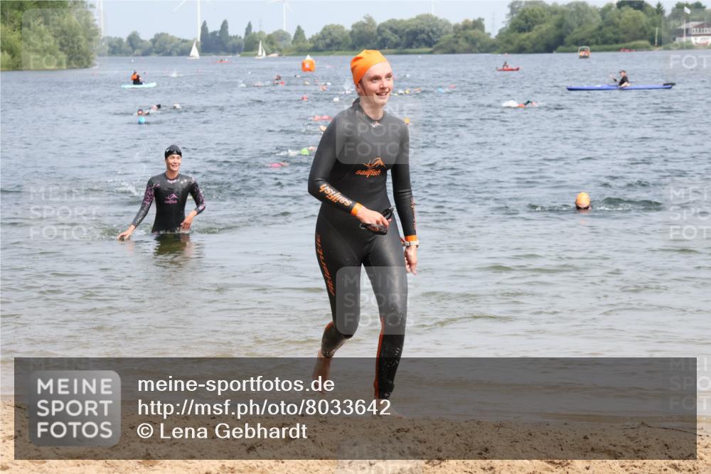 15.06.2025 - 27. Vierlanden-Triathlon Lena Gebhardt http://msf.ph/oto/8033642 15.06.2025 11:18:20 Schwimmen 908, 912, 933, 970 meine-sportfotos.de