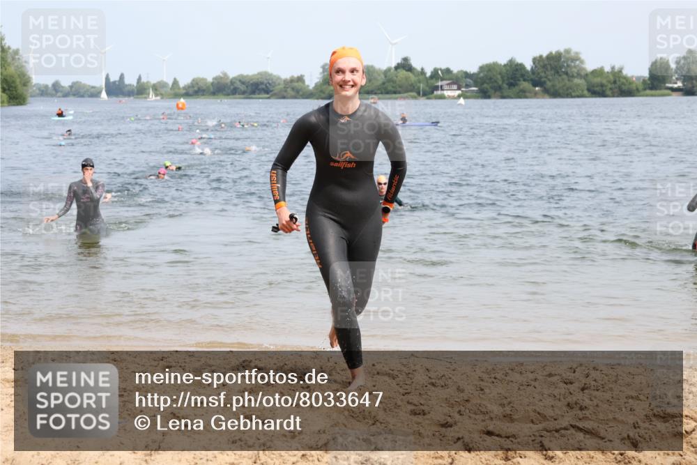 15.06.2025 - 27. Vierlanden-Triathlon Lena Gebhardt http://msf.ph/oto/8033647 15.06.2025 11:18:21 Schwimmen 908, 912, 933, 970 meine-sportfotos.de