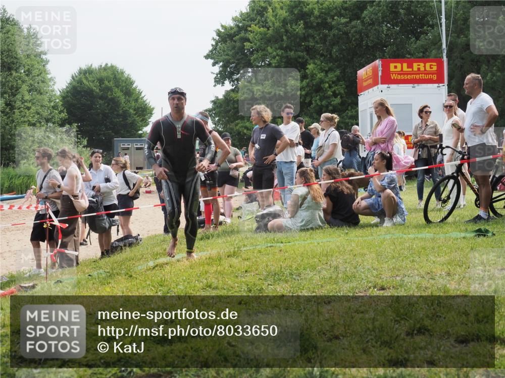 15.06.2025 - 27. Vierlanden-Triathlon KatJ http://msf.ph/oto/8033650 15.06.2025 11:16:33 Schwimmen 815, 954 meine-sportfotos.de