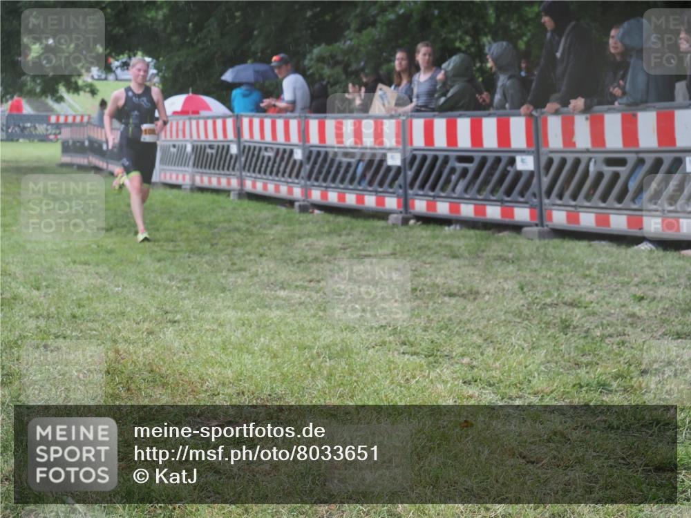 21.06.2025 - 27. Vierlanden-Triathlon KatJ http://msf.ph/oto/8033651 15.06.2025 13:45:37 Ziel 830 meine-sportfotos.de