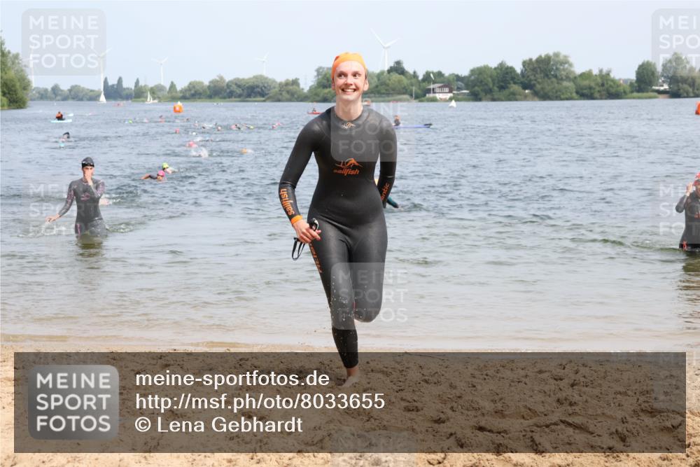 15.06.2025 - 27. Vierlanden-Triathlon Lena Gebhardt http://msf.ph/oto/8033655 15.06.2025 11:18:21 Schwimmen 908, 912, 933, 970 meine-sportfotos.de