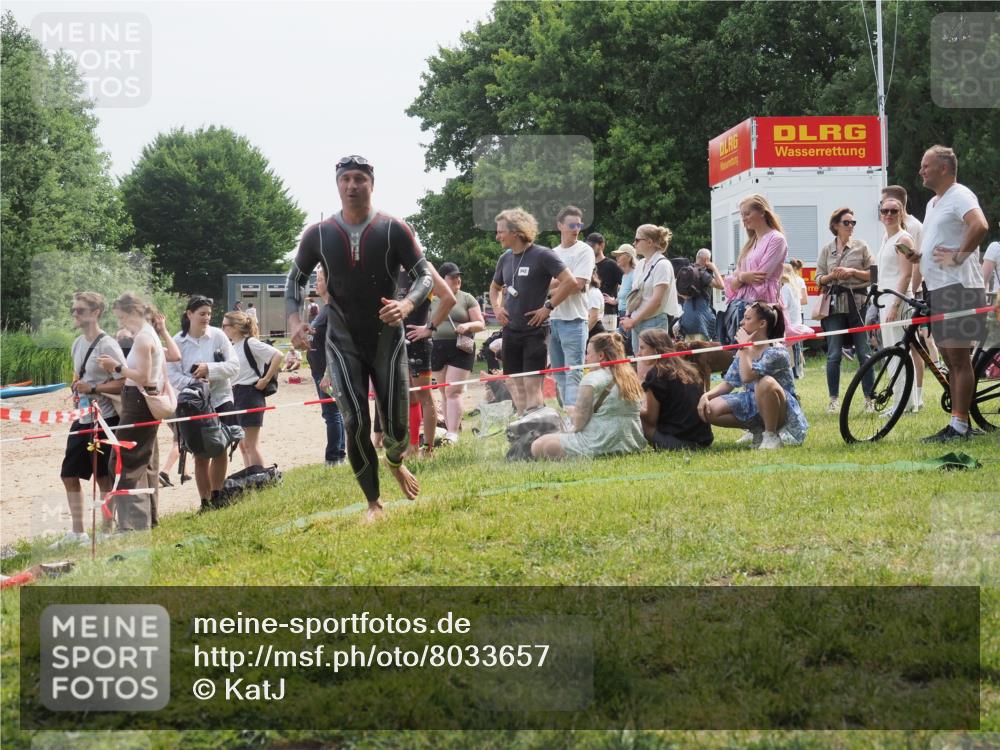 15.06.2025 - 27. Vierlanden-Triathlon KatJ http://msf.ph/oto/8033657 15.06.2025 11:16:33 Schwimmen 815, 954 meine-sportfotos.de