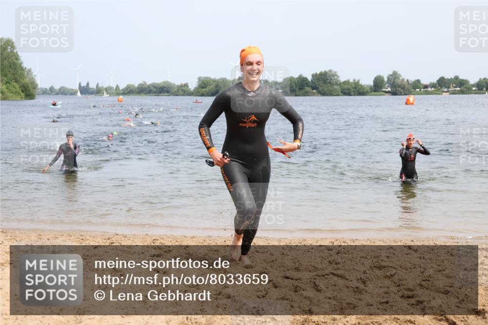 15.06.2025 - 27. Vierlanden-Triathlon Lena Gebhardt http://msf.ph/oto/8033659 15.06.2025 11:18:21 Schwimmen 908, 912, 933, 970 meine-sportfotos.de