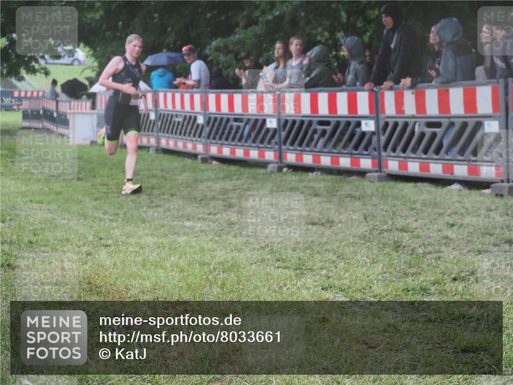 21.06.2025 - 27. Vierlanden-Triathlon KatJ http://msf.ph/oto/8033661 15.06.2025 13:45:38 Ziel 876 meine-sportfotos.de