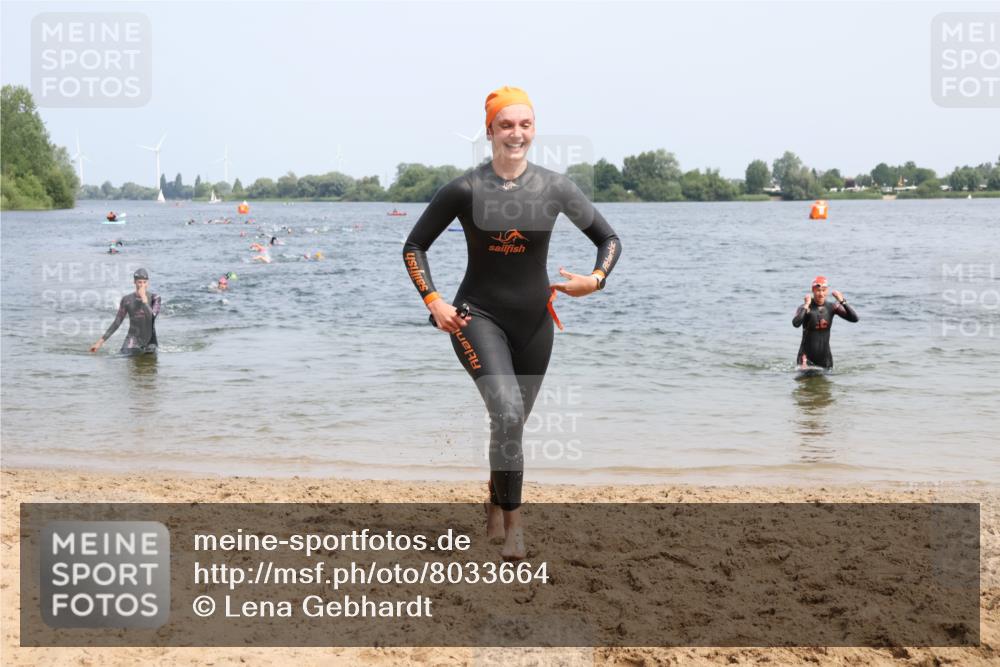 15.06.2025 - 27. Vierlanden-Triathlon Lena Gebhardt http://msf.ph/oto/8033664 15.06.2025 11:18:21 Schwimmen 908, 912, 933, 970 meine-sportfotos.de