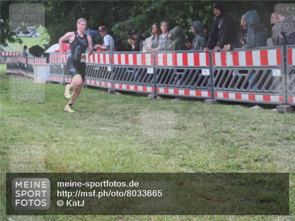 21.06.2025 - 27. Vierlanden-Triathlon KatJ http://msf.ph/oto/8033665 15.06.2025 13:45:38 Ziel 876 meine-sportfotos.de