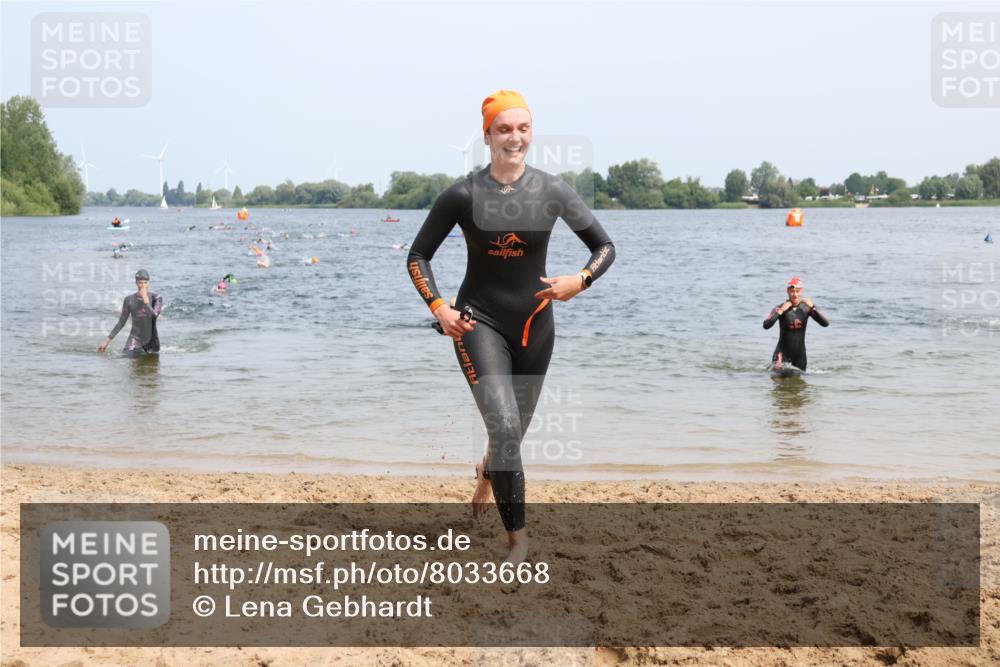 15.06.2025 - 27. Vierlanden-Triathlon Lena Gebhardt http://msf.ph/oto/8033668 15.06.2025 11:18:22 Schwimmen 908, 912, 933, 970 meine-sportfotos.de