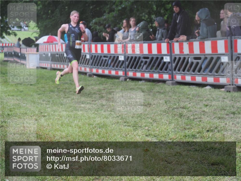21.06.2025 - 27. Vierlanden-Triathlon KatJ http://msf.ph/oto/8033671 15.06.2025 13:45:38 Ziel 876 meine-sportfotos.de