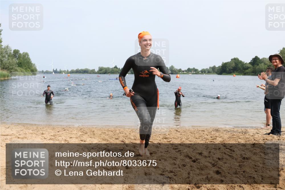 15.06.2025 - 27. Vierlanden-Triathlon Lena Gebhardt http://msf.ph/oto/8033675 15.06.2025 11:18:22 Schwimmen 908, 912, 933, 970 meine-sportfotos.de
