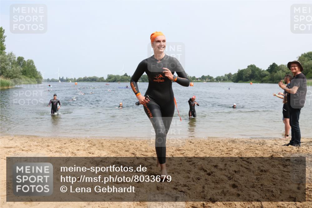 15.06.2025 - 27. Vierlanden-Triathlon Lena Gebhardt http://msf.ph/oto/8033679 15.06.2025 11:18:22 Schwimmen 908, 912, 933, 970 meine-sportfotos.de