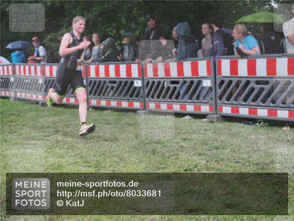 21.06.2025 - 27. Vierlanden-Triathlon KatJ http://msf.ph/oto/8033681 15.06.2025 13:45:38 Ziel 876 meine-sportfotos.de