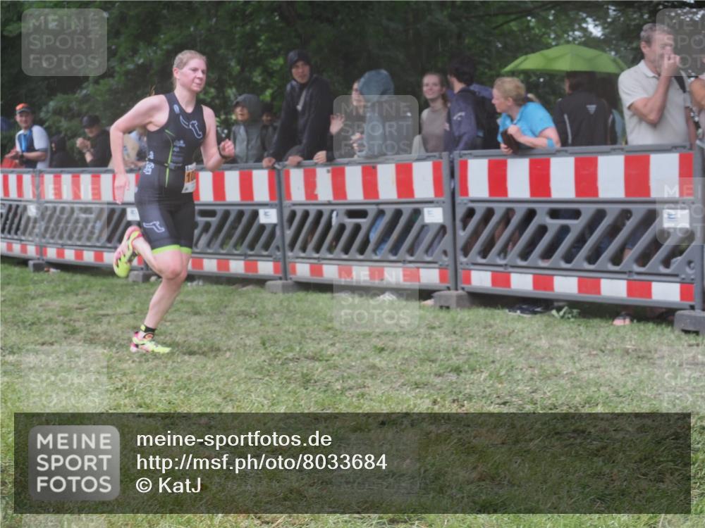 21.06.2025 - 27. Vierlanden-Triathlon KatJ http://msf.ph/oto/8033684 15.06.2025 13:45:38 Ziel 876 meine-sportfotos.de